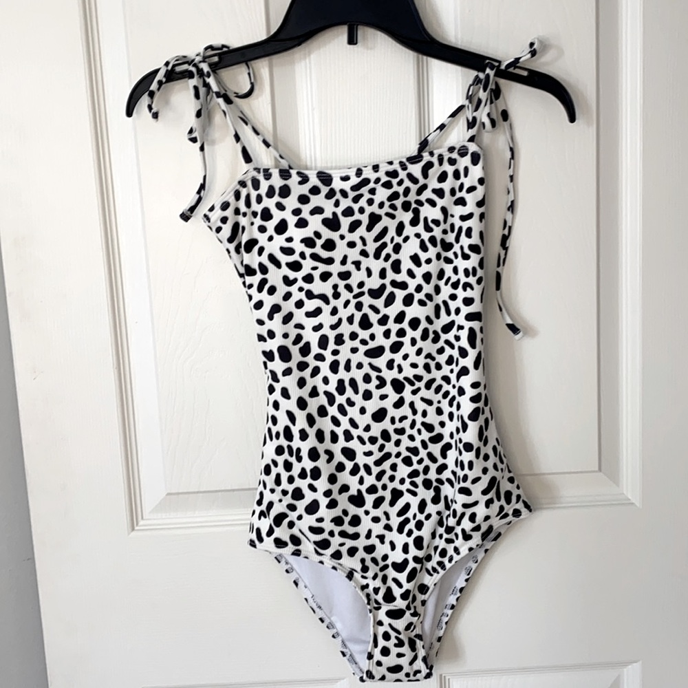 Brand NEW women’s Cute Black and White cow print one piece swimsuit 🤩